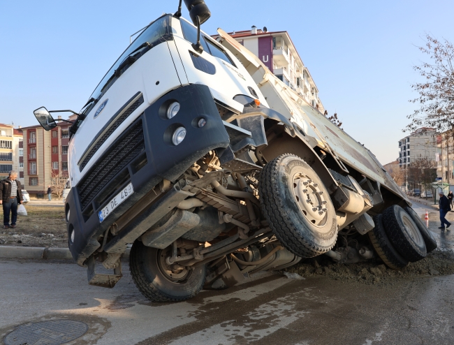 Yol çöktü hafriyat kamyonu çukura düştü