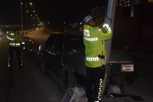 Otomobil aydınlatma direğine çarptı: 1 yaralı