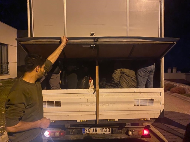 Kamyonet içerisinde 41 kaçak göçmen yakalandı
