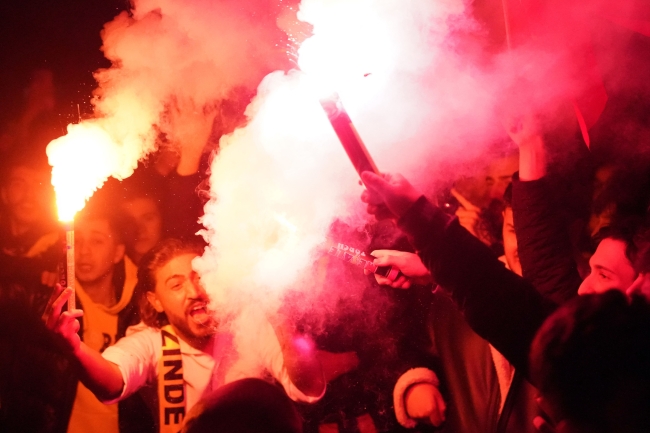 Galatasaray ve Fenerbahçe yurda döndü!