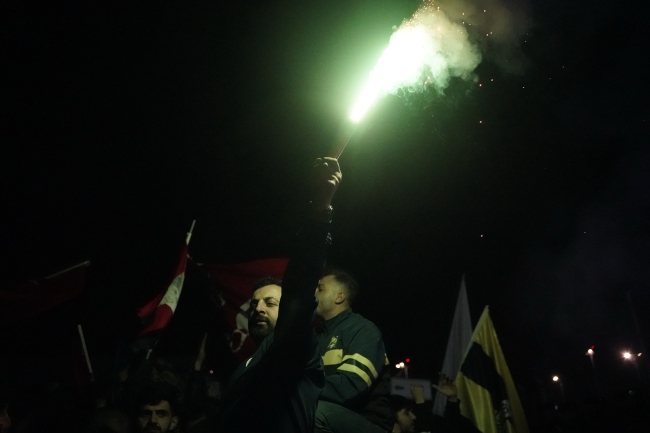 Galatasaray ve Fenerbahçe yurda döndü!