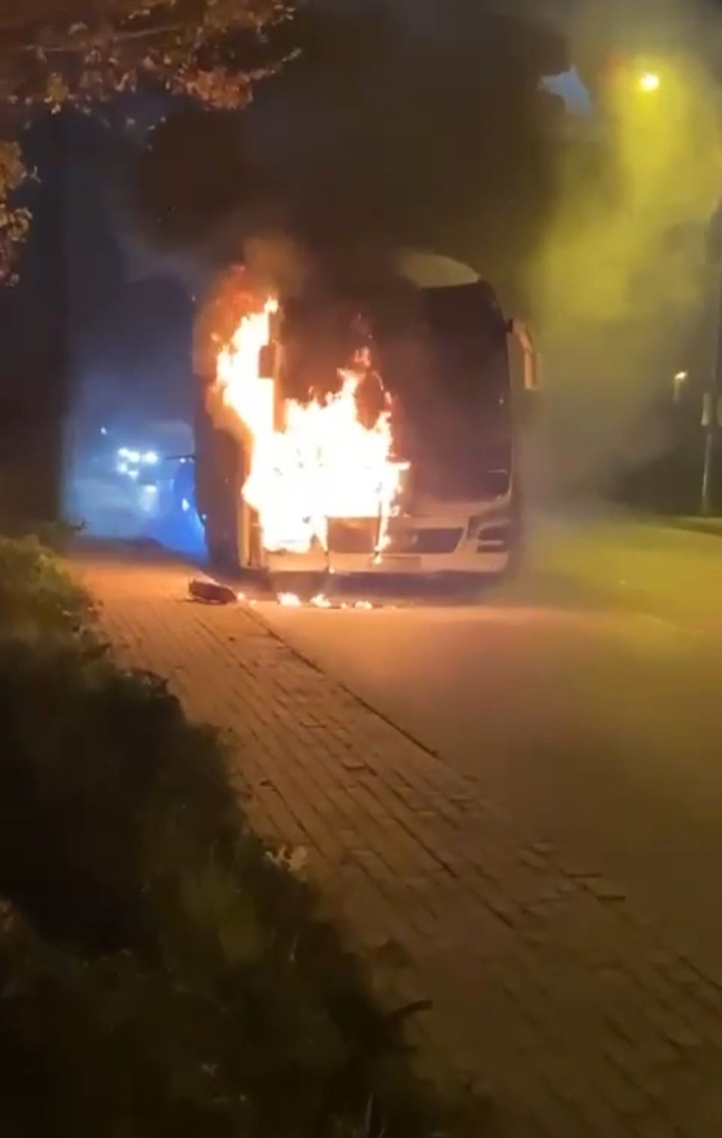 Bursa'da seyir halindeki servis otobüsü alevlere teslim oldu