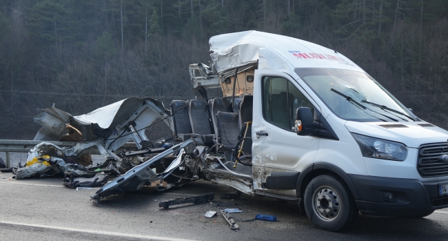 Feci kaza! Minibüs kağıt gibi yırtıldı