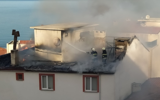 Apartmanın çatısı cayır cayır yandı