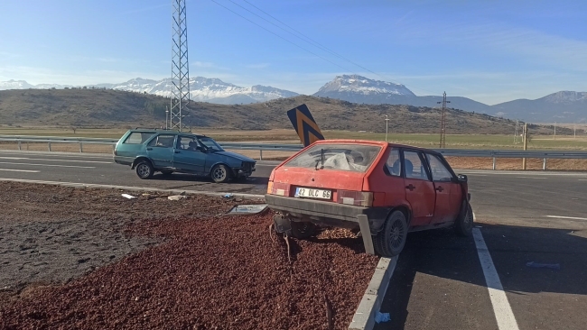 Korkutan kaza! Otomobiller çarpıştı
