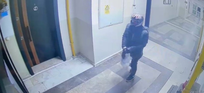 Kurye gibi gelip kapıyı açan ev sahibini gasp ettiler