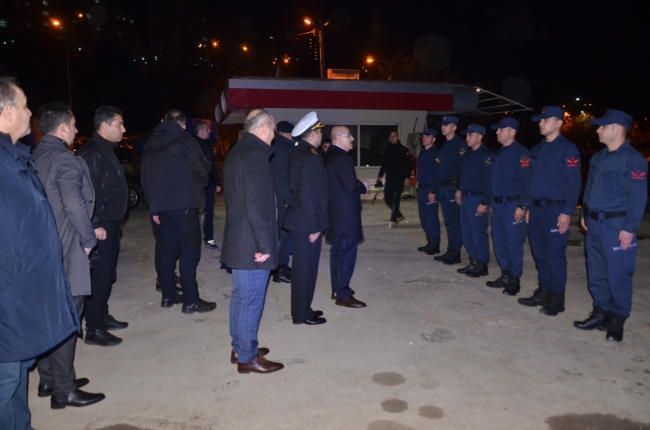 Bursa Valisi Demirtaş, yeni yıla kontrol noktasındaki polis ve askerler ile girdi