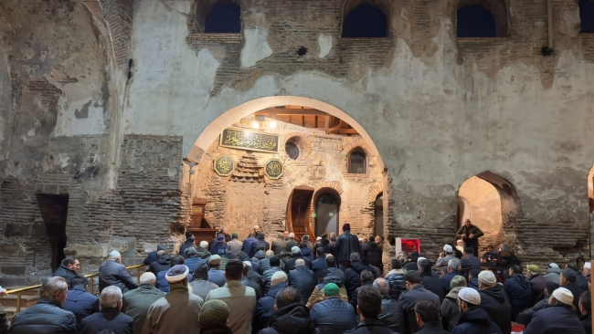Bursa'da binlerce kişi Ulucami'de şehitler için dua etti
