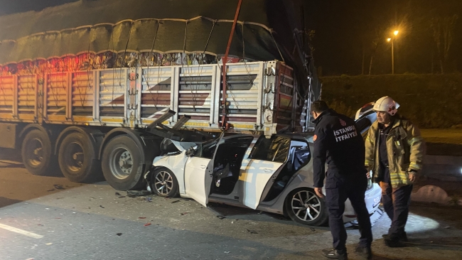 Feci kaza! Otomobil TIR'ın altına girdi