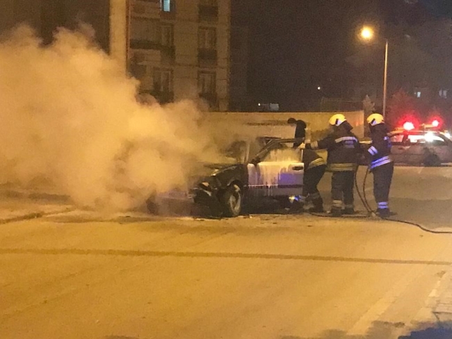 Seyir halindeki otomobil alev alev yandı