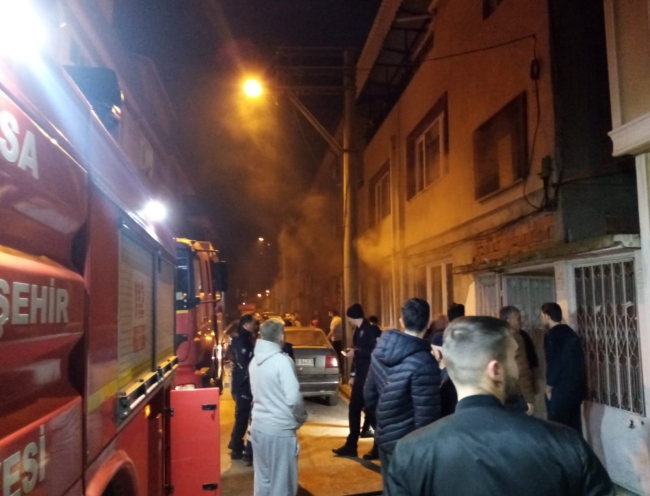 Bursa'da çıkan yangında mahsur kalan genç kurtarıldı