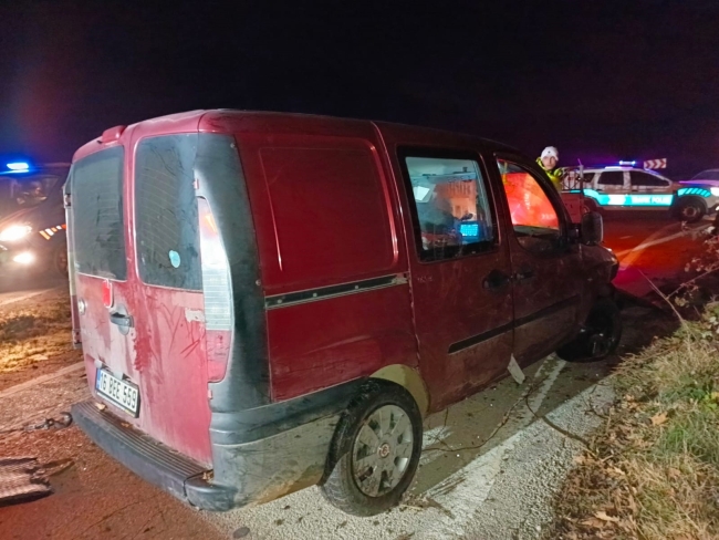 Bursa'da alkollü sürücü şarampole uçtu: 3 kişi yaralandı!
