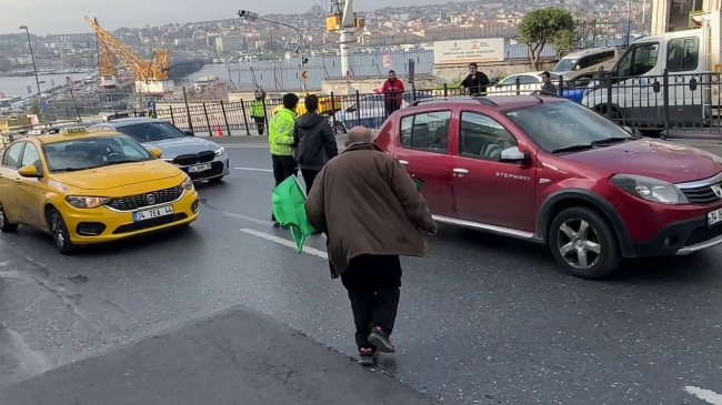 Galata Köprüsü'ndeki yürüyüşten dönen vatandaş saldırıya uğradı