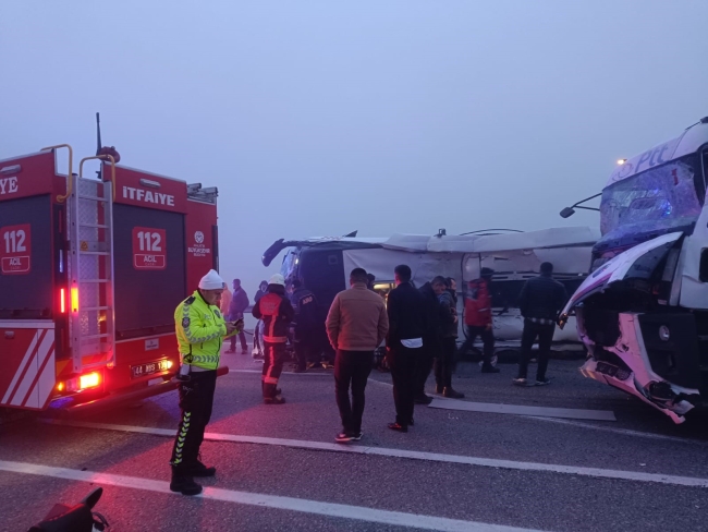 Malatya'da yolcu otobüsü devrildi!  4 ölü, 36 yaralı