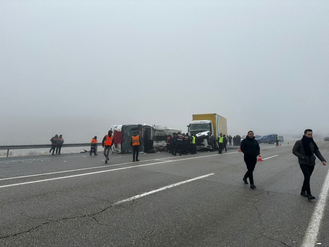 Malatya'da yolcu otobüsü devrildi!  4 ölü, 36 yaralı