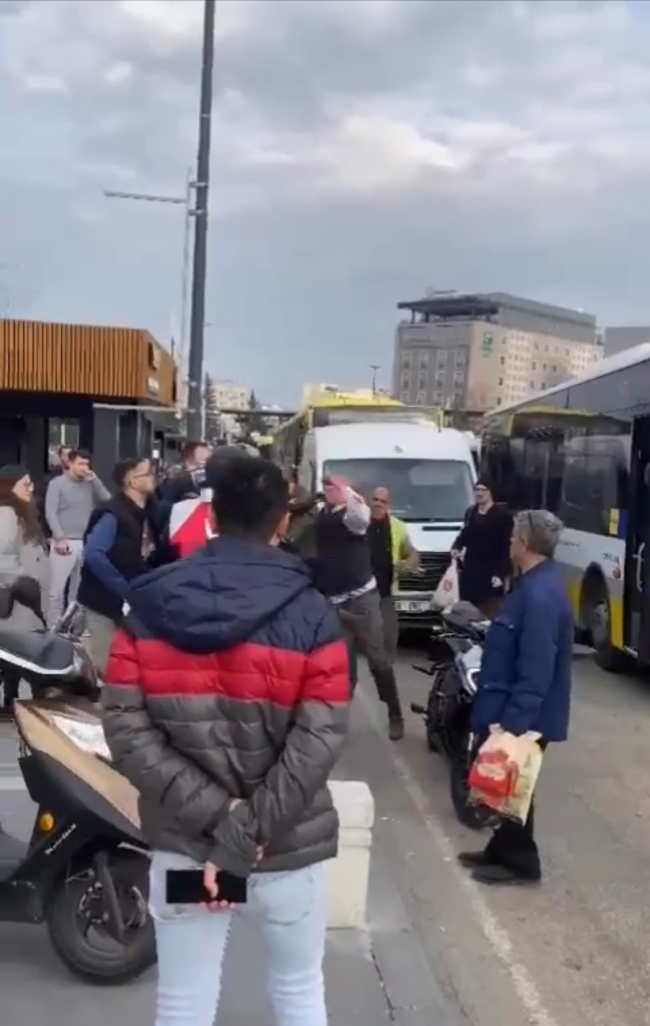 Bursa'da yol verme kavgası! Birbirlerine girdiler
