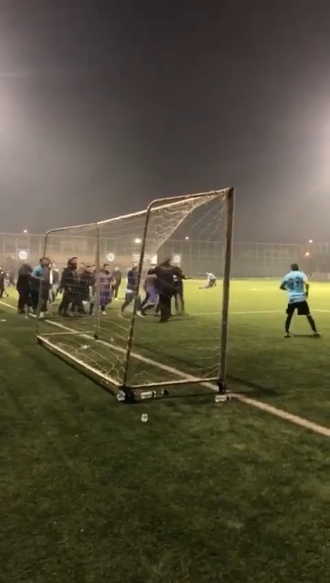 Bursa'da yeşil saha boks ringine döndü!