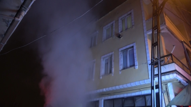 Bursa'da 4 katlı binanın bodrum katından dumanlar yükseldi