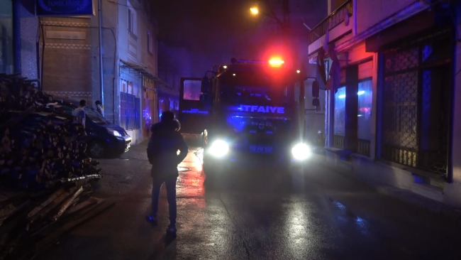 Bursa'da 4 katlı binanın bodrum katından dumanlar yükseldi