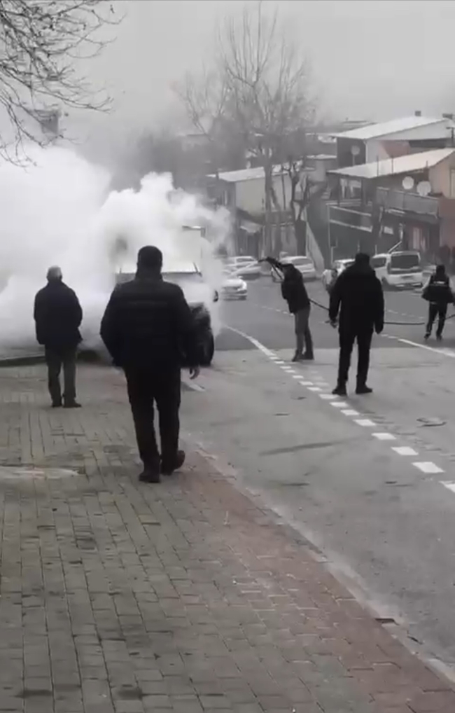 Bursa’da hafif ticari araç alev aldı