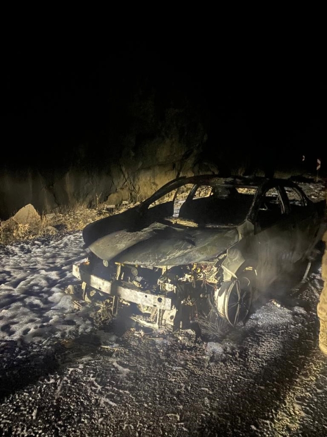 Seyir halindeki araç alev alev yandı