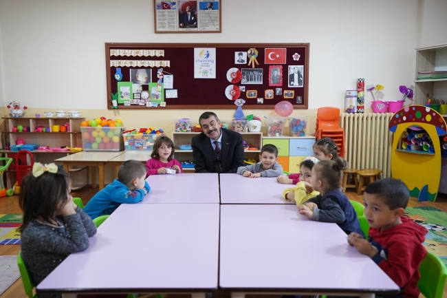 Bakan Tekin miniklerle bir araya geldi