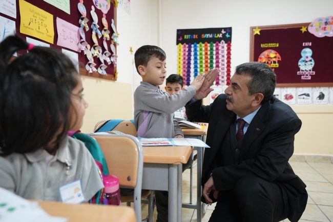 Bakan Tekin miniklerle bir araya geldi