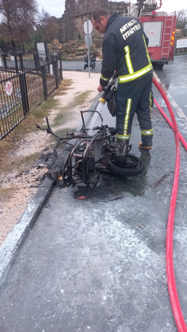 Devrilen motosiklet alevlere teslim oldu