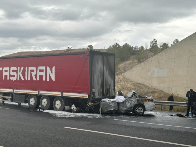 TIR dorsesine çarpan araç alev topuna döndü