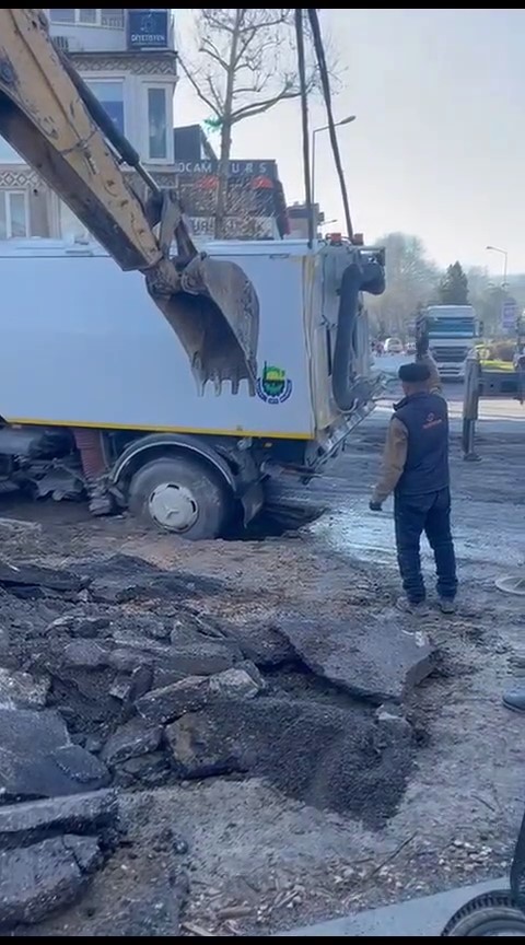 Bursa'da temizlik kamyonunun geçişi esnasında yol çöktü