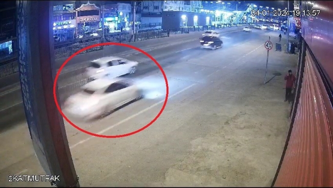 Bursa'da kontrolden çıkan otomobil dükkana daldı!