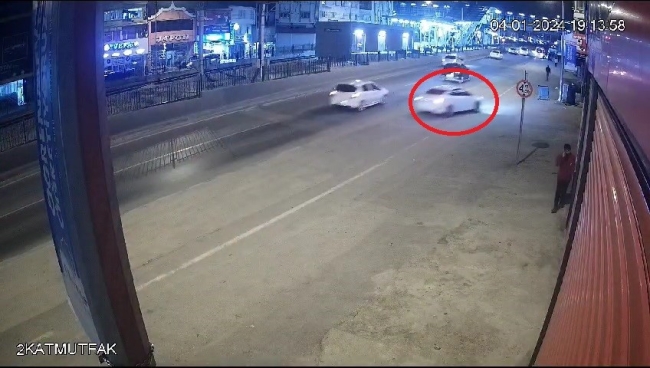 Bursa'da kontrolden çıkan otomobil dükkana daldı!