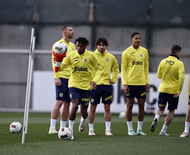 Fenerbahçe, hazırlıklarını tamamlayarak kampa girdi
