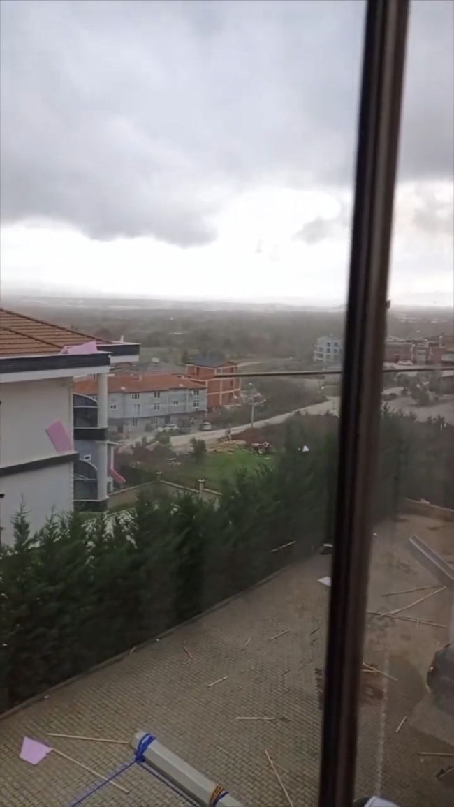 Bursa'da Şiddetli Lodos Hayatı Felç Etti