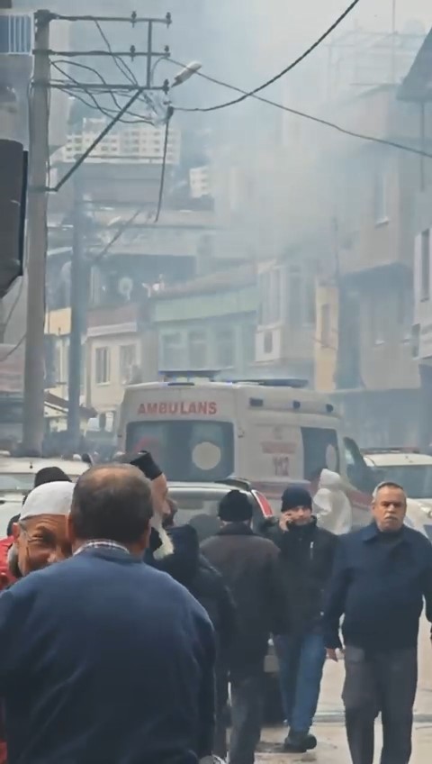 Bursa'da çatı yangını mahalleliyi ayağa kaldırdı