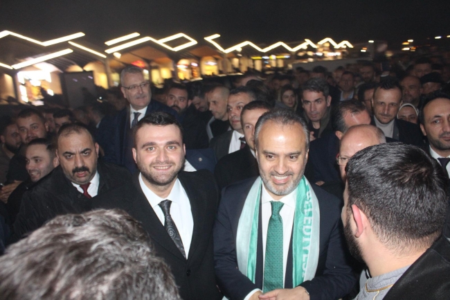 Başkan Aktaş, Bursa'da meşalelerle karşılandı