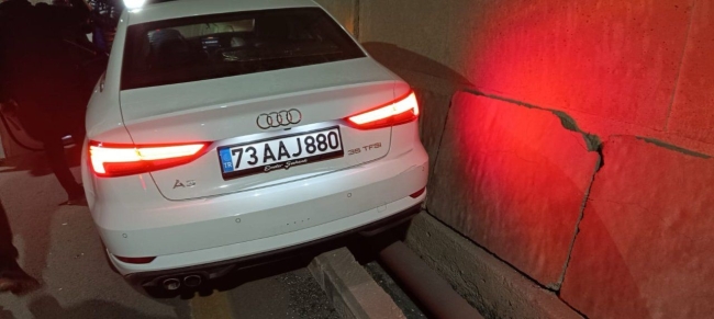 Otomobil bariyerlere çarptı!
