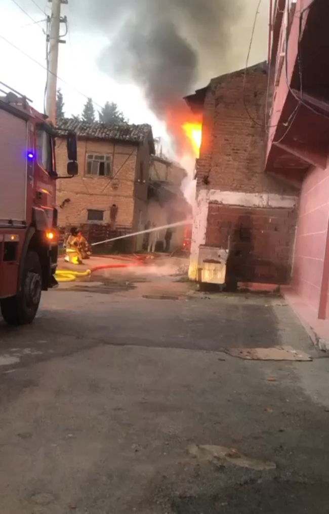Bursa'da müstakil ev alevlere teslim oldu