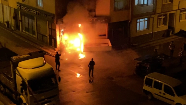 Bursa'da park halindeki kamyonet alev topuna döndü