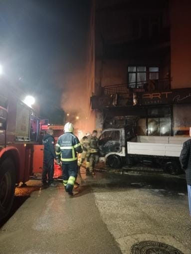 Bursa'da park halindeki kamyonet alev topuna döndü