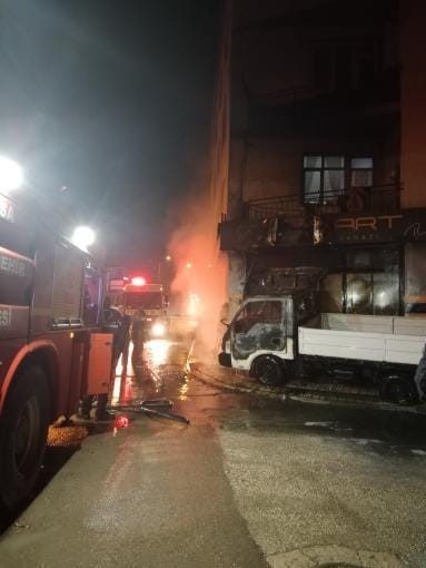 Bursa'da park halindeki kamyonet alev topuna döndü