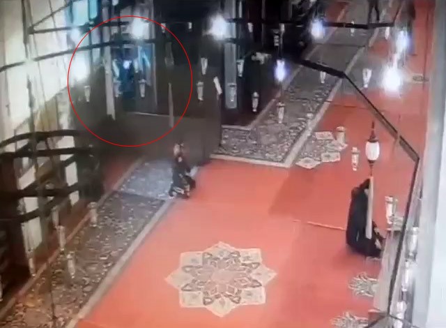 Fatih Camii'ndeki bıçaklı saldırı anı kamerada
