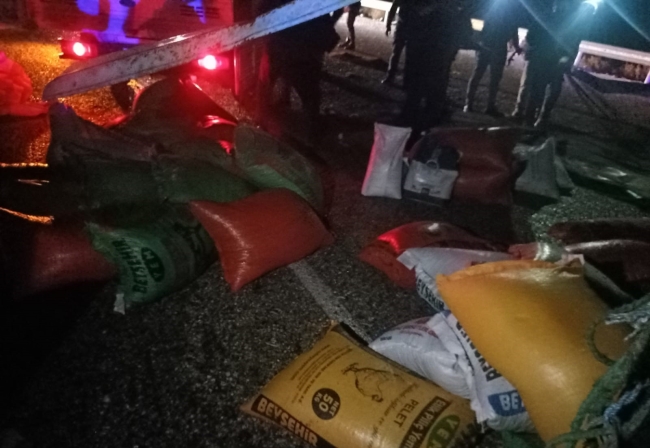 Feci kaza! Yem yüklü kamyon yan yattı