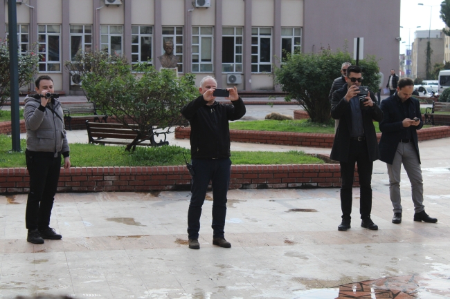 Polisler gazetecilerle dayanışma örneği gösterdi