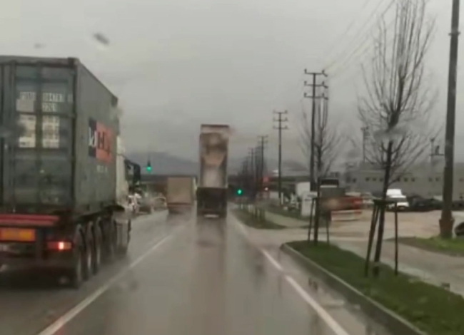 Bursa’da tehlikeli yolculuk! Dikkatsiz sürücü damperi açık dolaştı