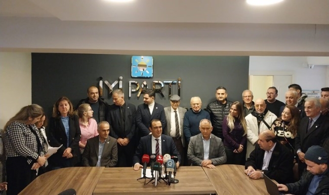 İYİ Parti İzmir'de istifa depremi!