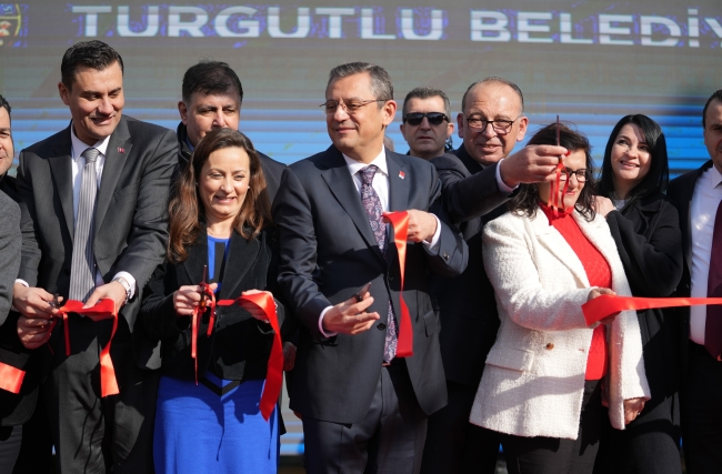 Özgür Özel milyonluk yatırımların açılışını yaptı