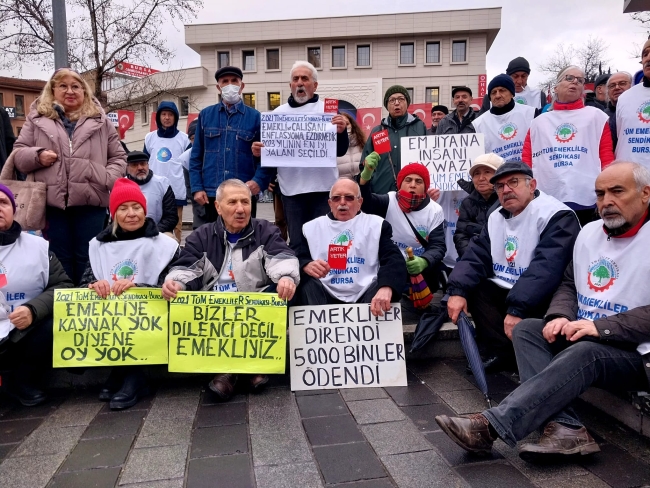 Tüm Emekliler Sendikası Bursa Şubesi emekli maaşlarını protesto etti