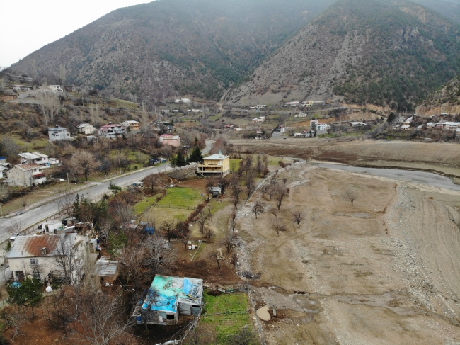 Yıllardır baraja atılan çöpler nedeniyle başları dertte