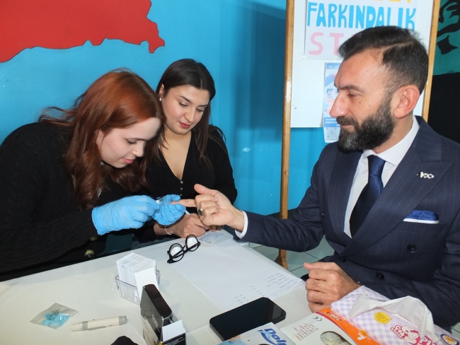Balıkesir’de üniversiteliler diyabete dikkat çekti, şeker ölçümü yaptı
